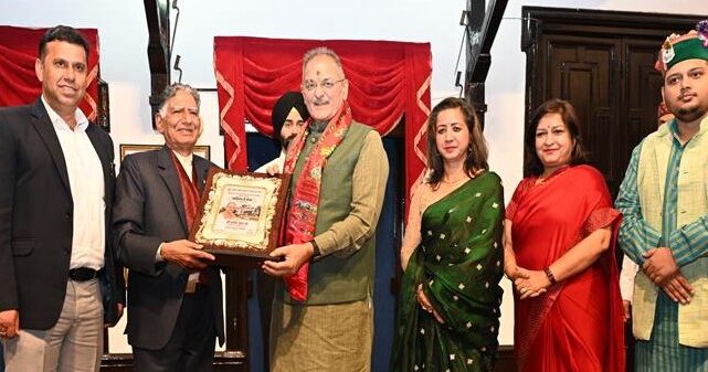 साहित्य सेवा काव्य गोष्ठी में स्वतंत्रता सेनानियों के परिवारों का सम्मान