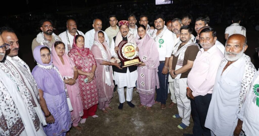 सलोह-घालूवाल दंगल के विजेता पहलवानों को सम्मानित करते उप मुख्यमंत्री