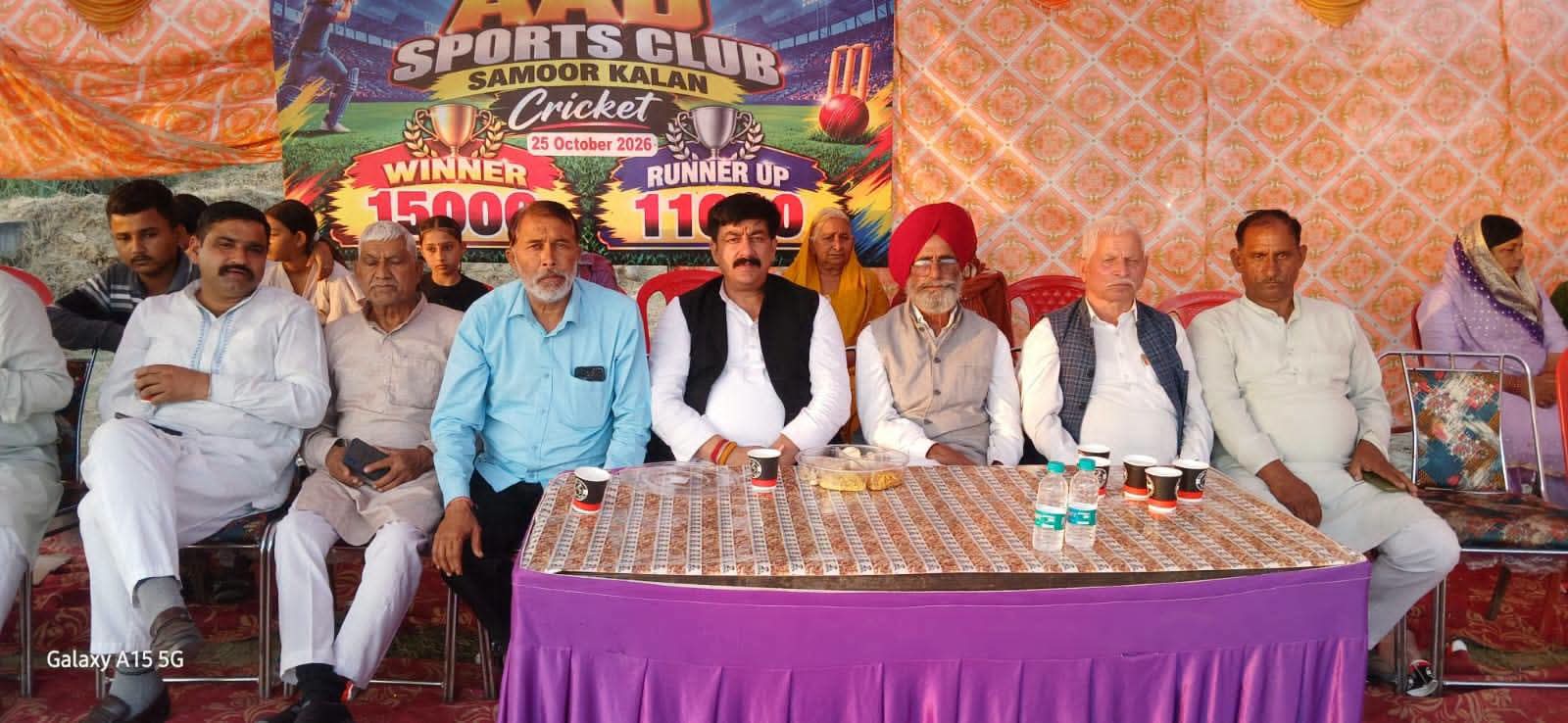 समूर कलां क्रिकेट टूर्नामेंट में विवेक शर्मा ने विजेता टीमों को सौंपी ट्रॉफी