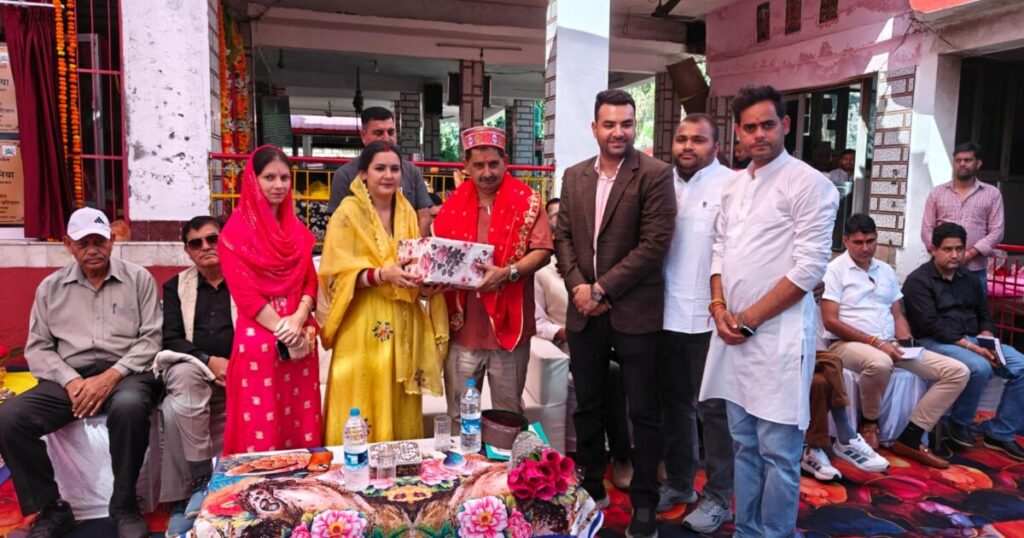 शाहपुर में विकास कार्यों का शिलान्यास करते विधायक केवल सिंह पठानिया