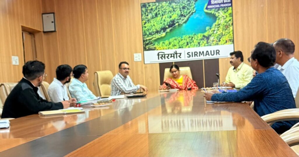 सिरमौर में बेसहारा गोवंश के पुनर्वास पर बैठक