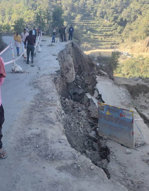 Traffic Diversion / NH-205 पर सड़क धंसने से बदले रूट, जानें बिलासपुर-शिमला के वैकल्पिक मार्ग