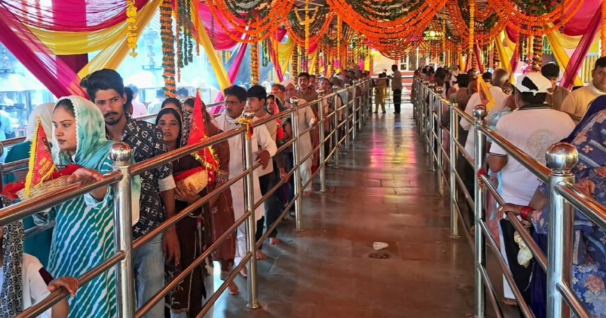 त्रिलोकपुर मंदिर में दर्शन के लिए कतार में खड़े श्रद्धालु