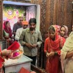 त्रिलोकपुर के महामाया श्री बाला सुंदरी मंदिर में नवरात्रि के दौरान श्रद्धालु