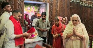 त्रिलोकपुर के महामाया श्री बाला सुंदरी मंदिर में नवरात्रि के दौरान श्रद्धालु