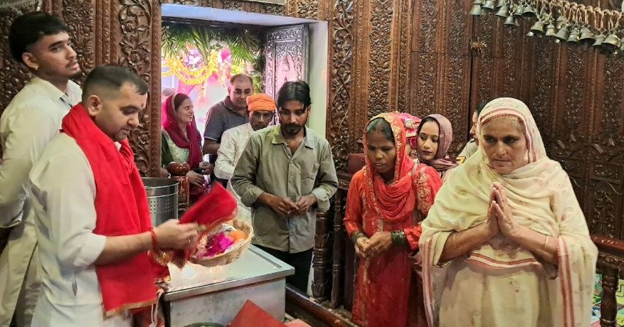 त्रिलोकपुर में तीसरे नवरात्रि पर पहुंचे 10 हजार श्रद्धालु, माता को 14.73 लाख की भेंट