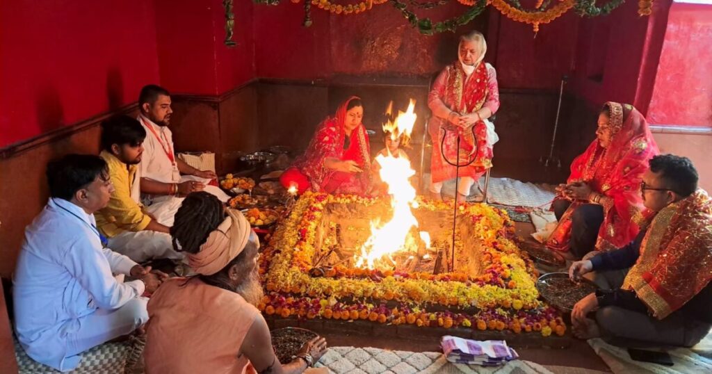 त्रिलोकपुर मंदिर में नवरात्रि के दौरान पहुंचे श्रद्धालु