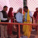 ऊना में धार्मिक अनुष्ठान के दौरान पूर्णाहुति अर्पित करते गणमान्य लोग