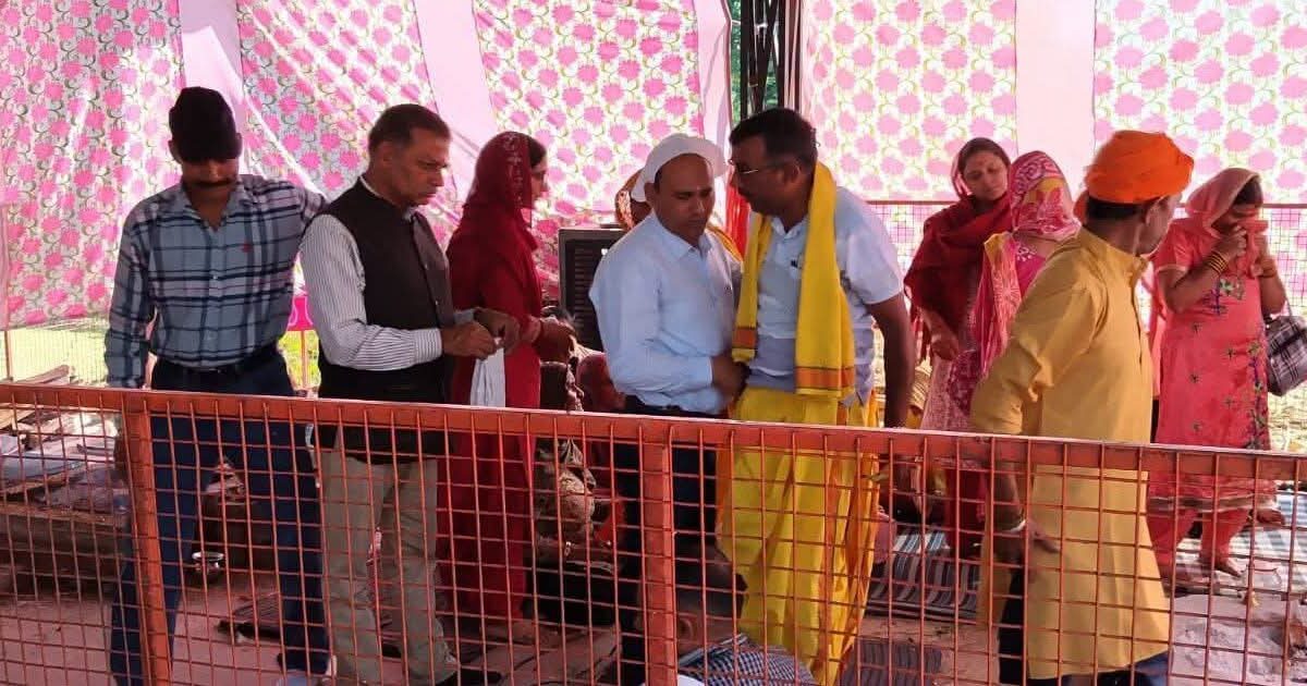 ऊना में धार्मिक अनुष्ठान के दौरान पूर्णाहुति अर्पित करते गणमान्य लोग