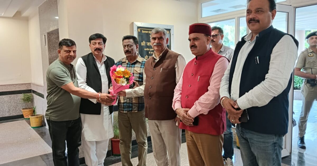 ऊना में स्थानीय निधि लेखा समिति से मिले डॉ. विजय डोगरा, आयोग की भूमिका पर दी जानकारी